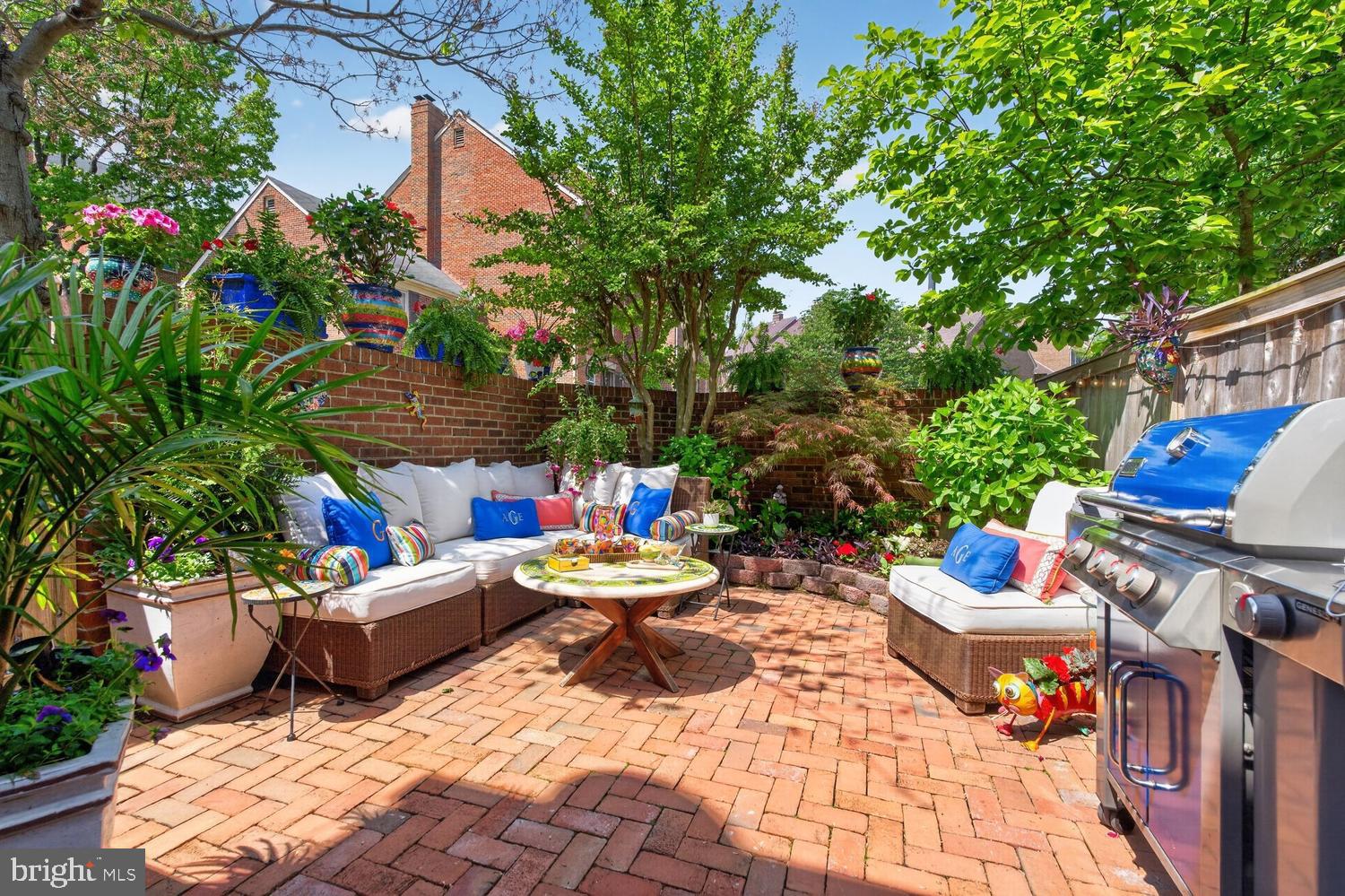 711 W ABINGDON COURT