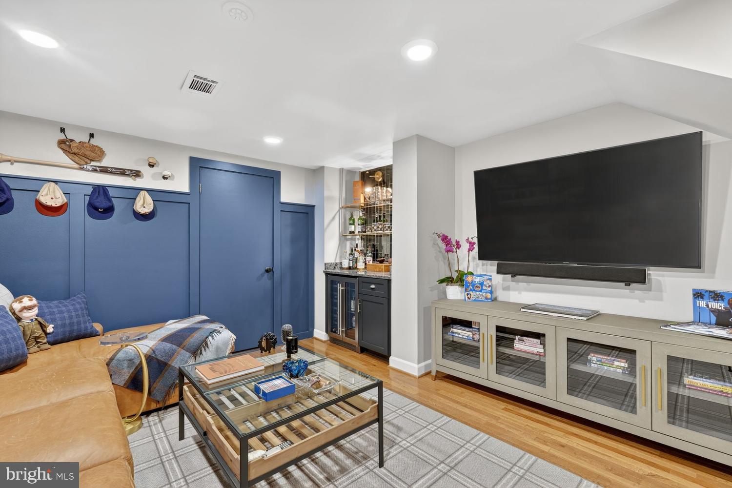 711 W ABINGDON COURT