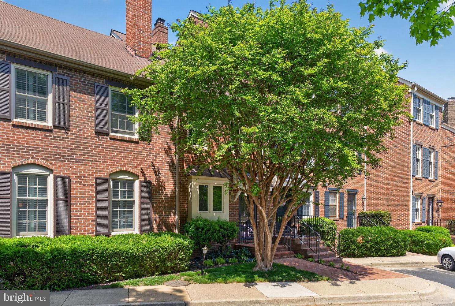 711 W ABINGDON COURT