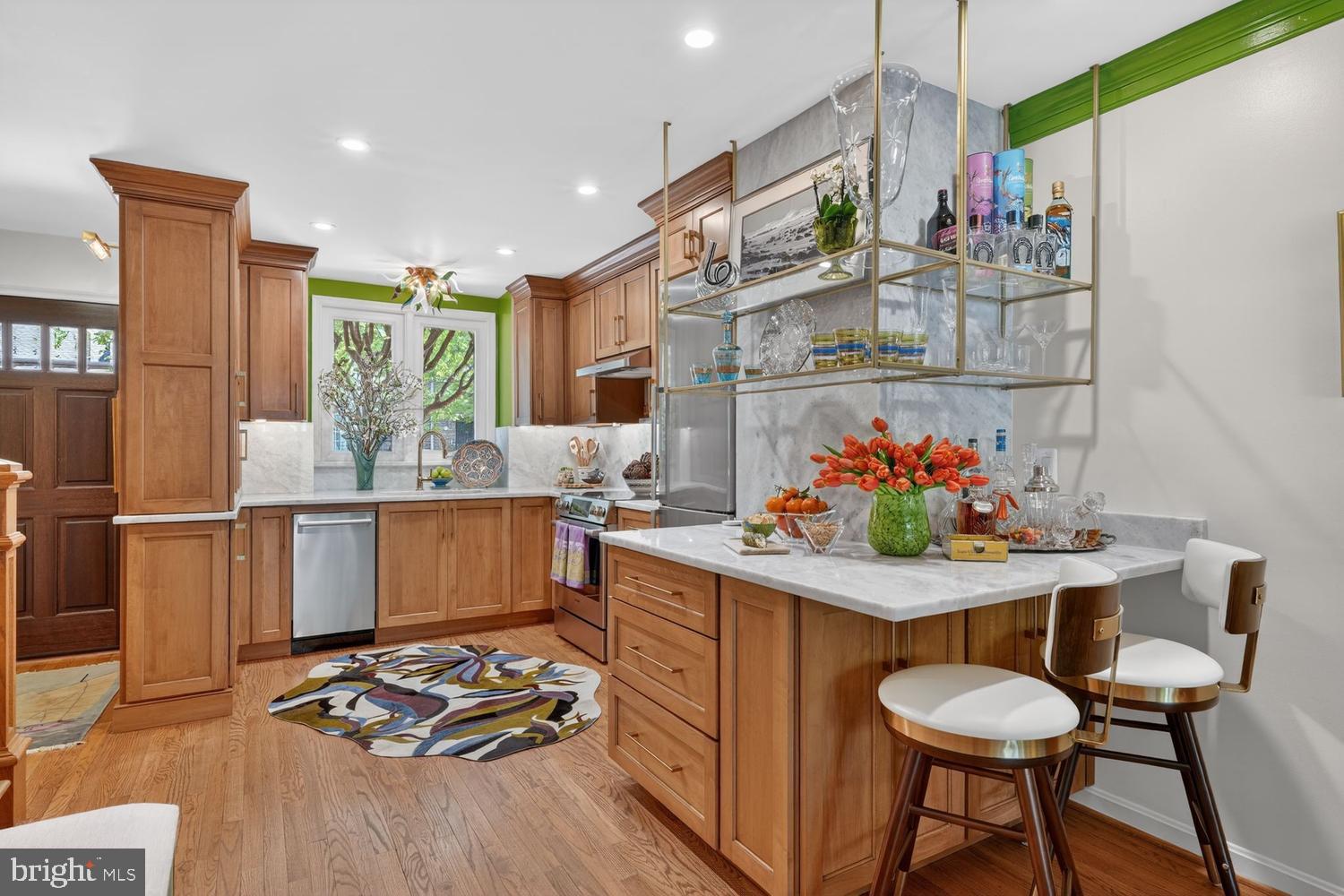 711 W ABINGDON COURT