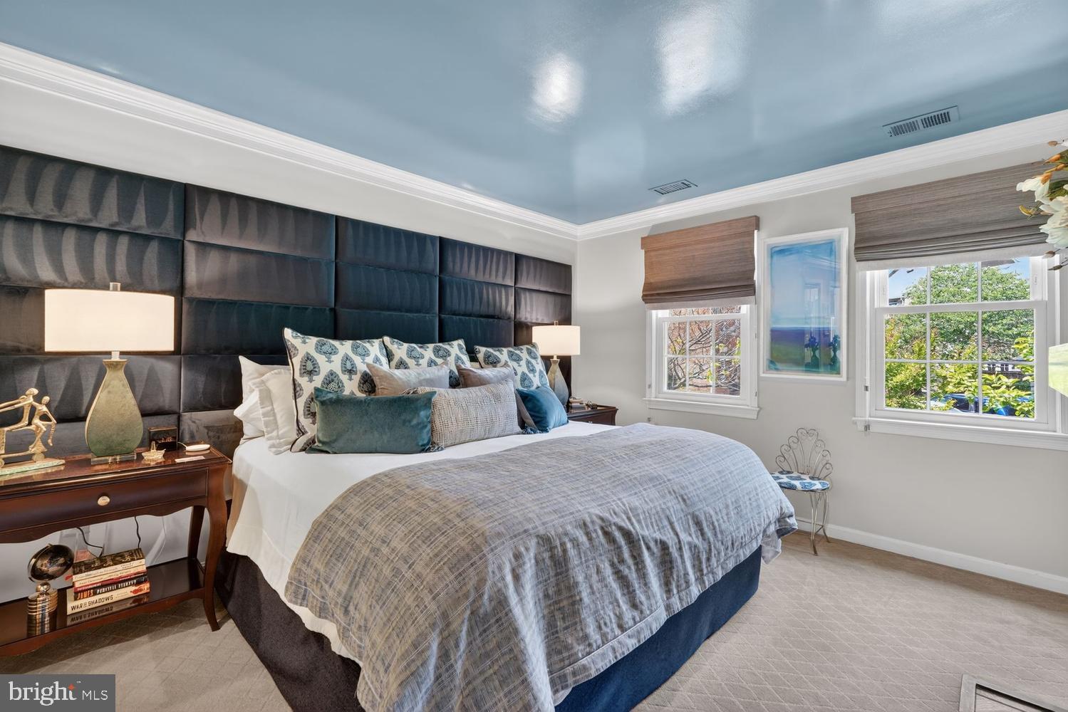 711 W ABINGDON COURT