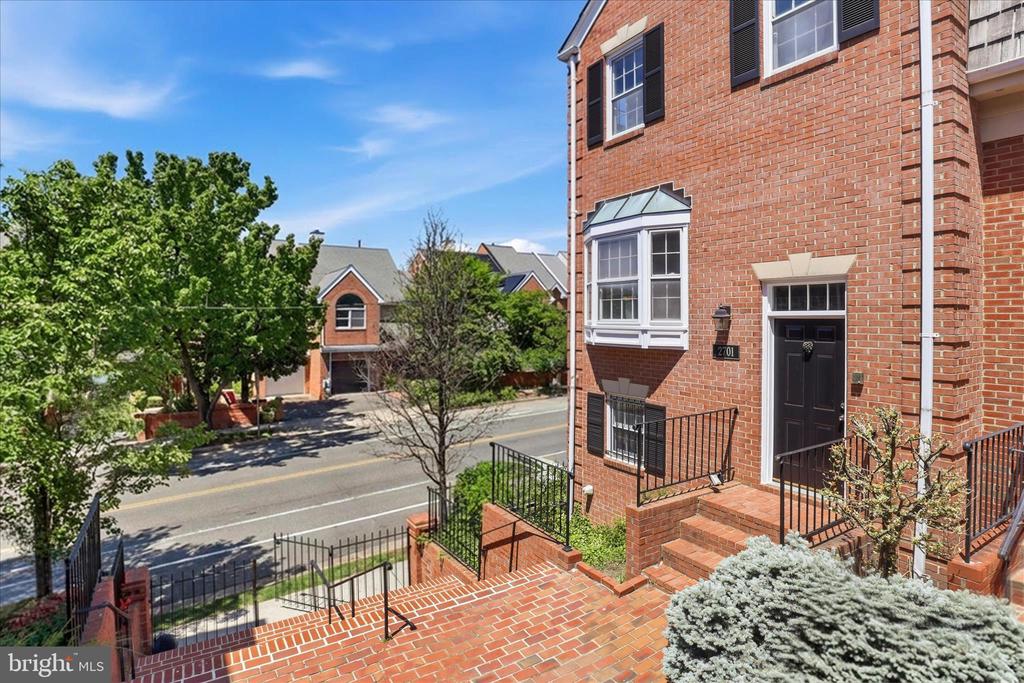 2701 FRANKLIN COURT