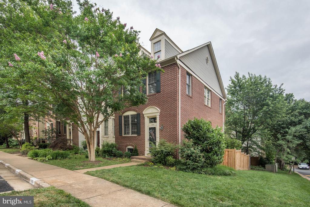 1264 QUAKER HILL DRIVE