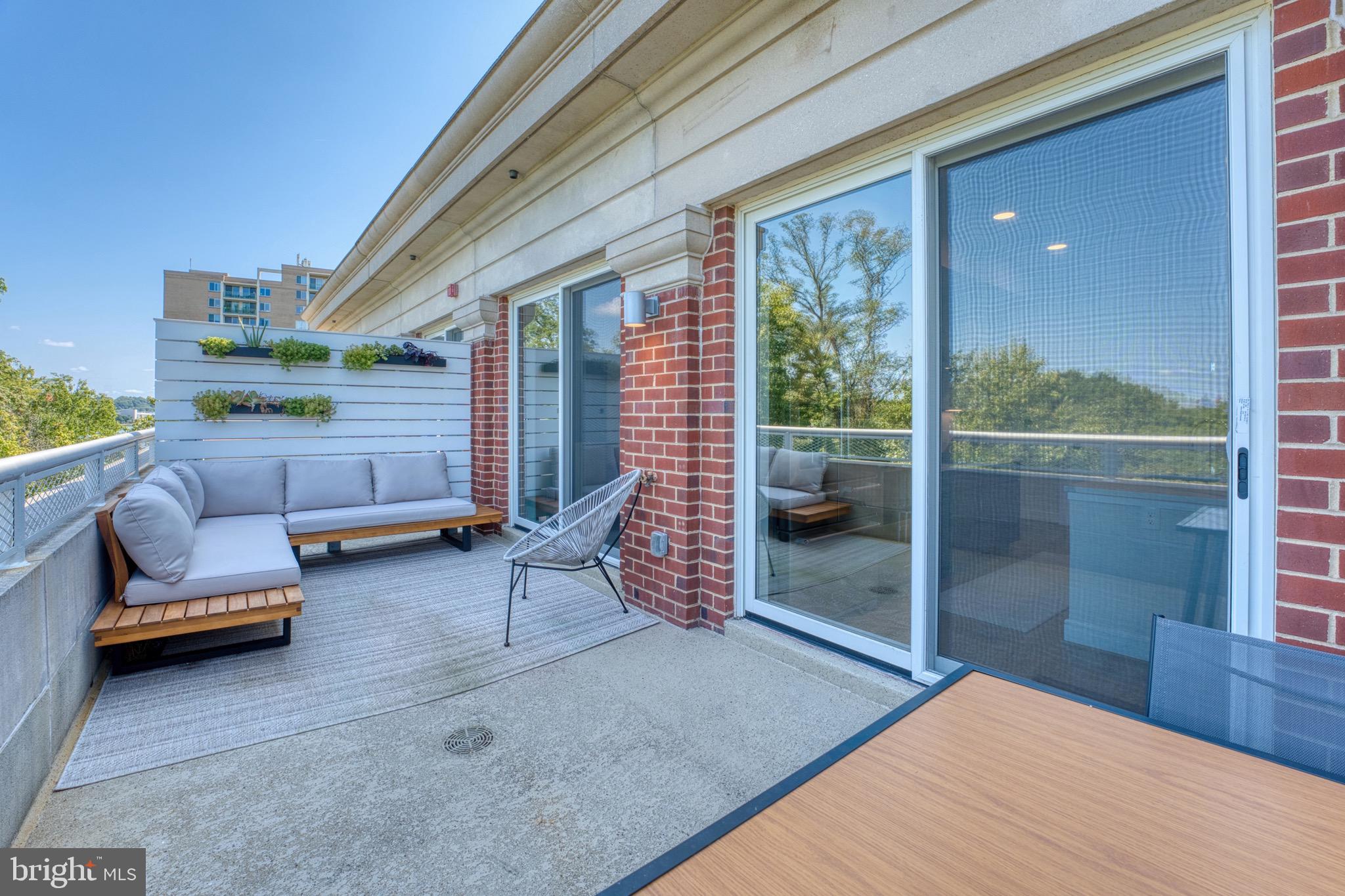 635 SLATERS LANE 306