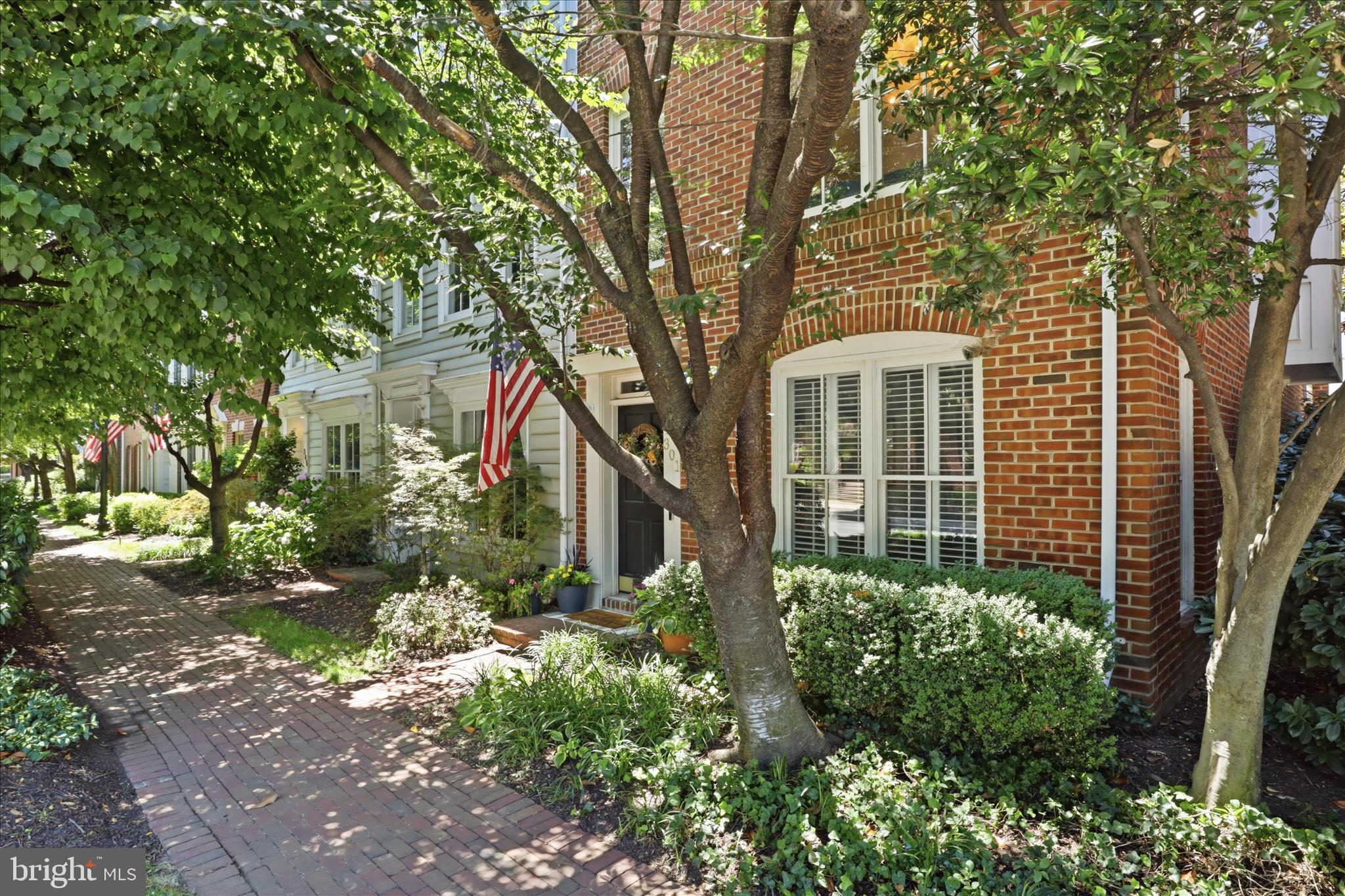301 S HENRY STREET