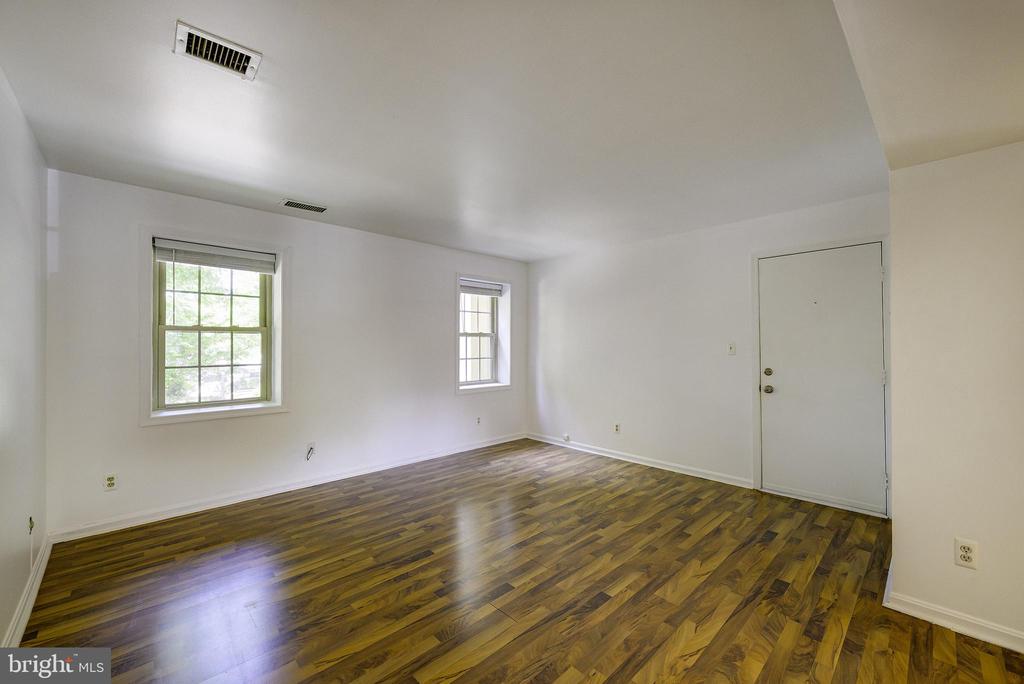 1403 E ABINGDON DRIVE 2