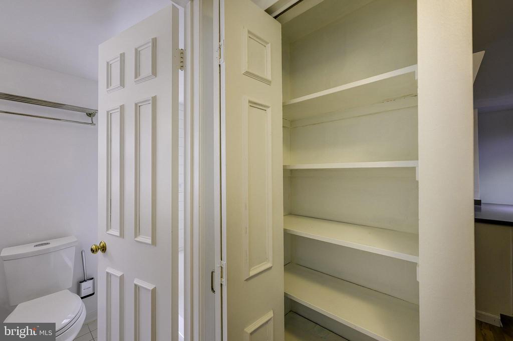 1403 E ABINGDON DRIVE 2