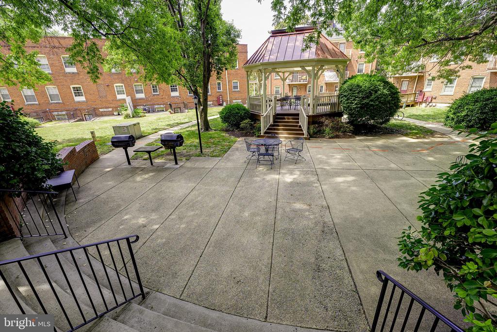 1403 E ABINGDON DRIVE 2