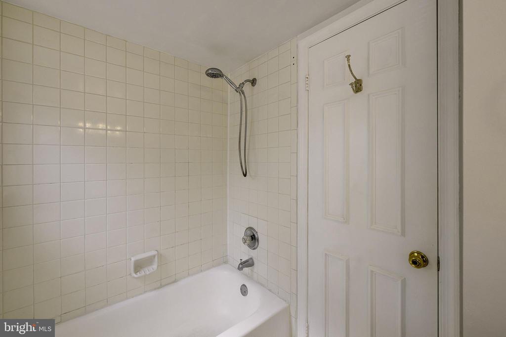 1403 E ABINGDON DRIVE 2