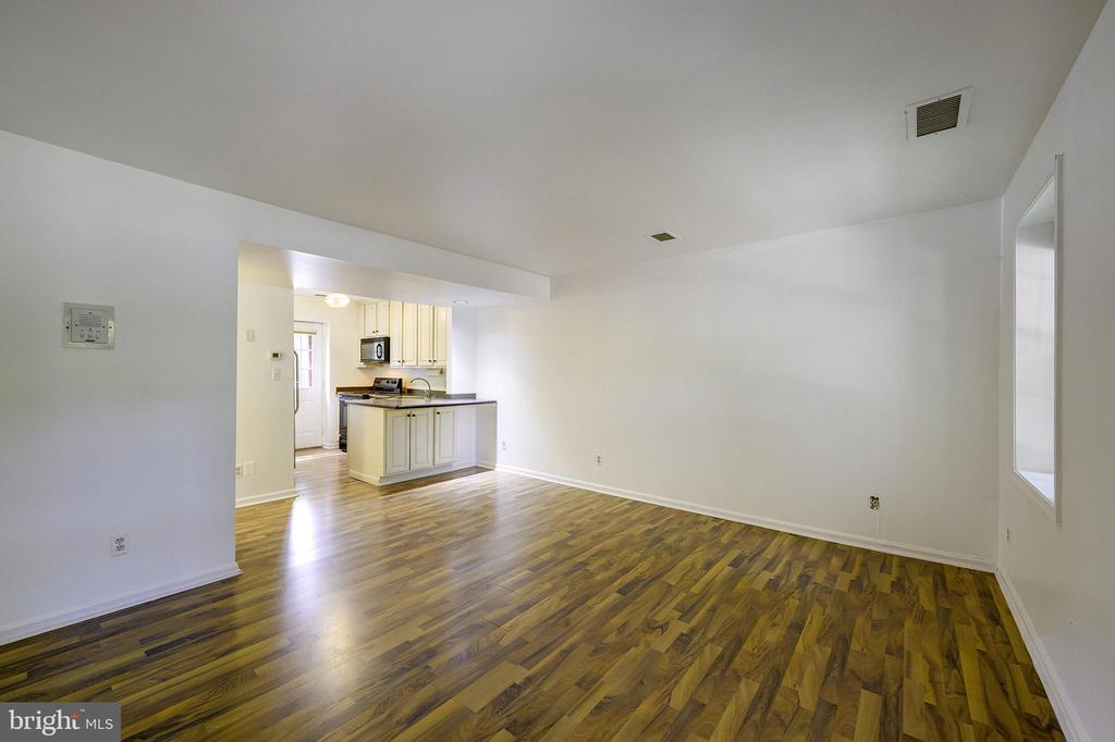 1403 E ABINGDON DRIVE 2