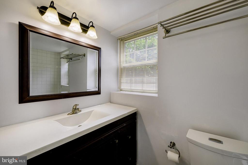1403 E ABINGDON DRIVE 2