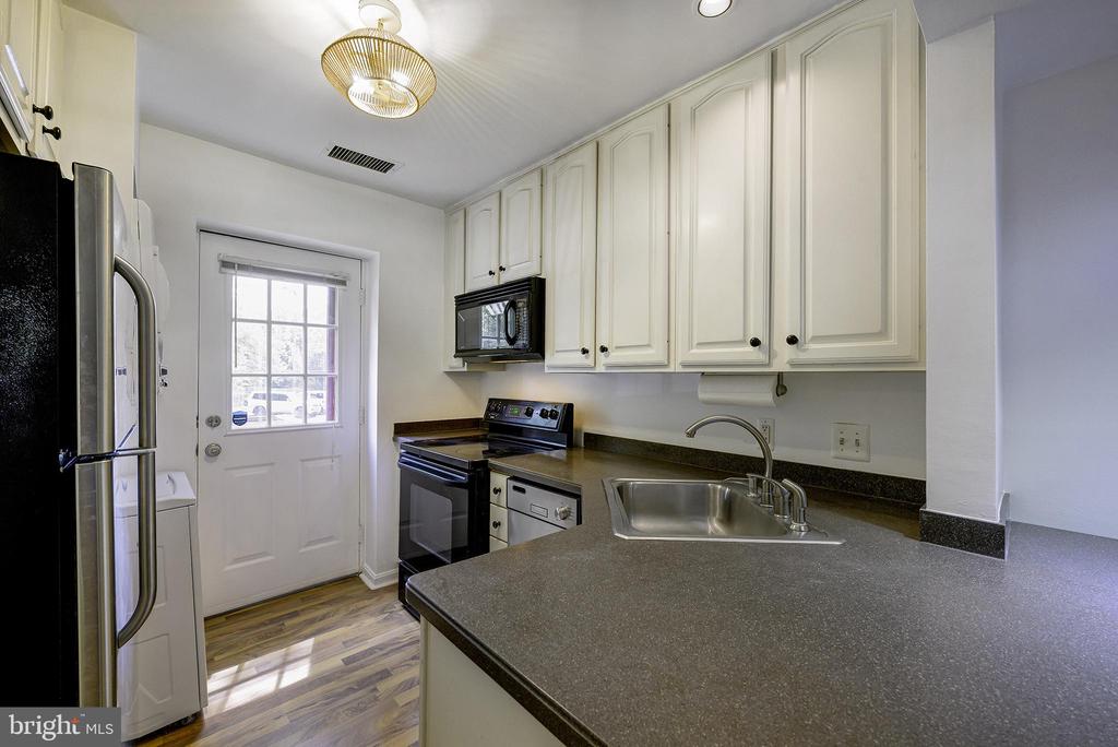 1403 E ABINGDON DRIVE 2