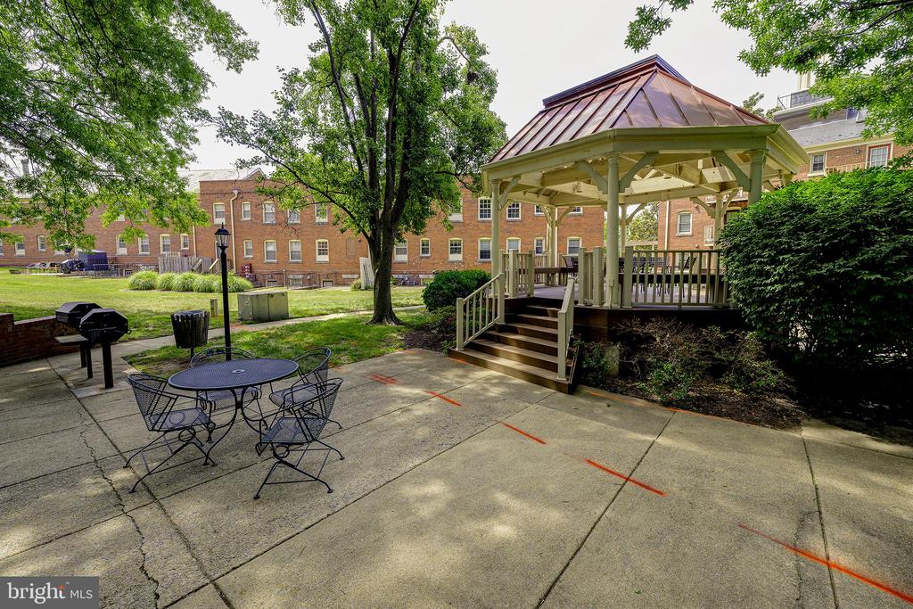 1403 E ABINGDON DRIVE 2