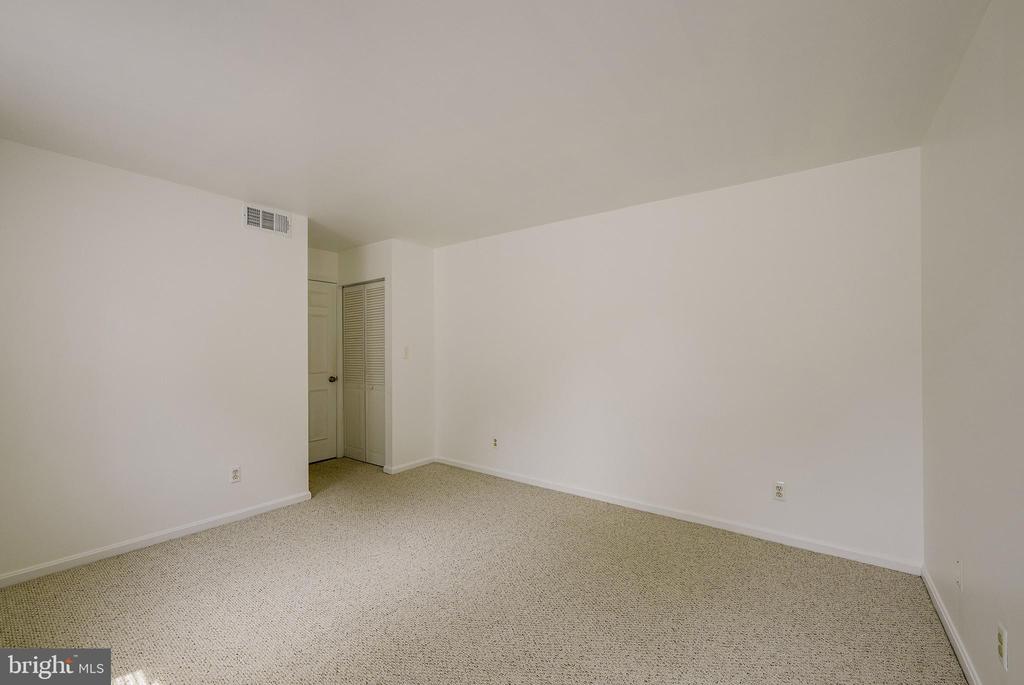1403 E ABINGDON DRIVE 2