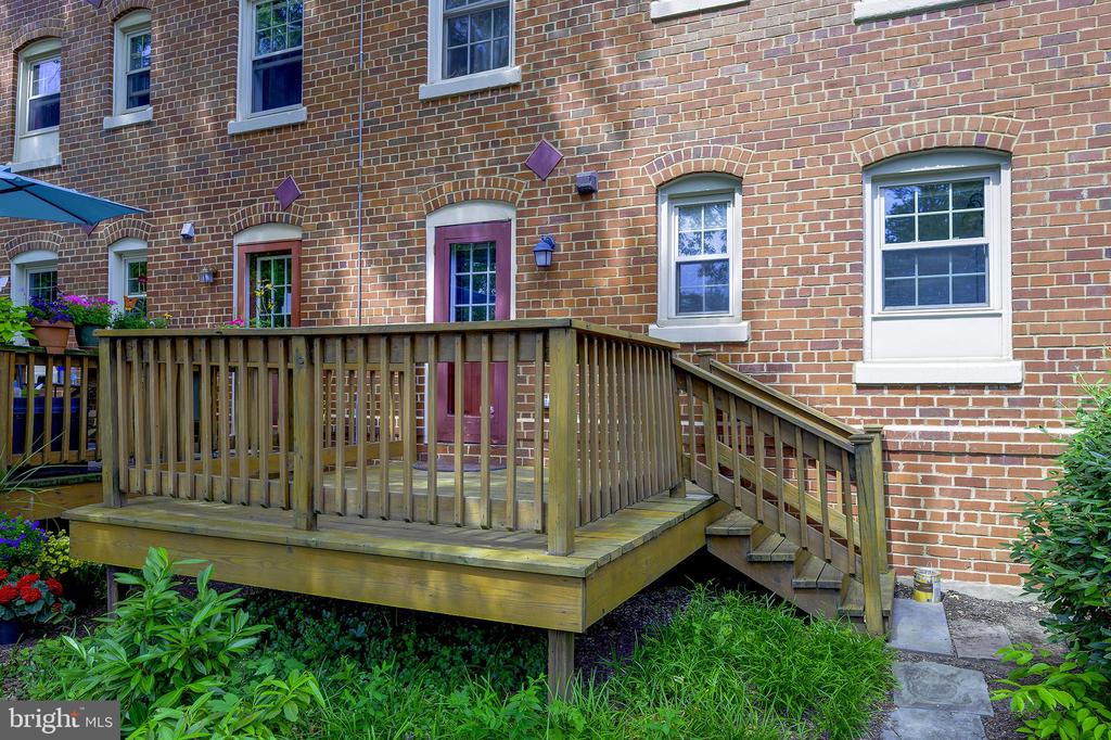 1403 E ABINGDON DRIVE 2