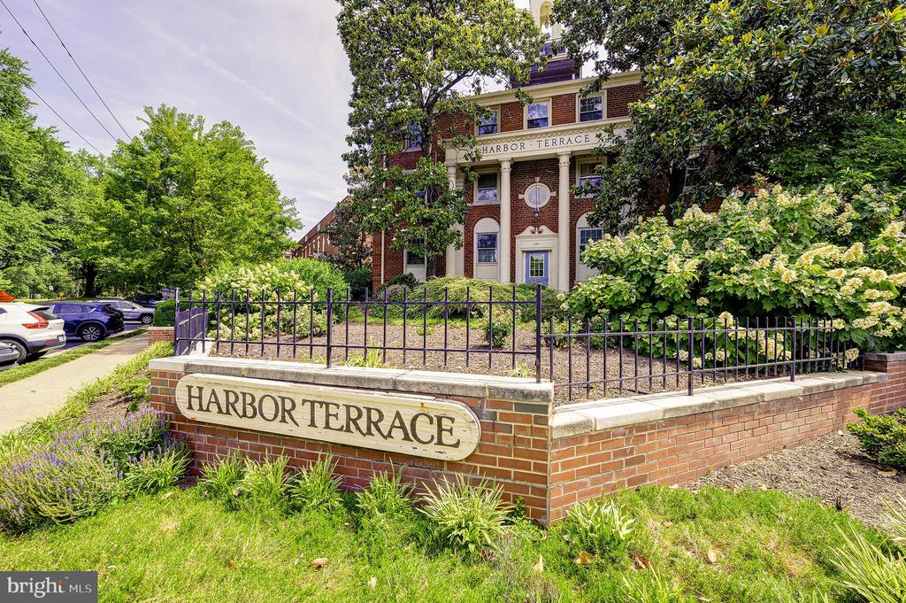 1403 E ABINGDON DRIVE 2