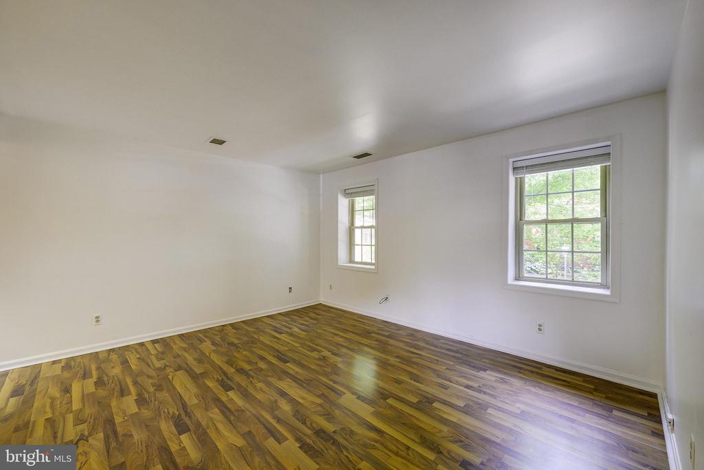 1403 E ABINGDON DRIVE 2