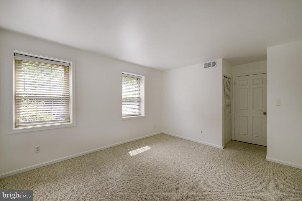 1403 E ABINGDON DRIVE 2