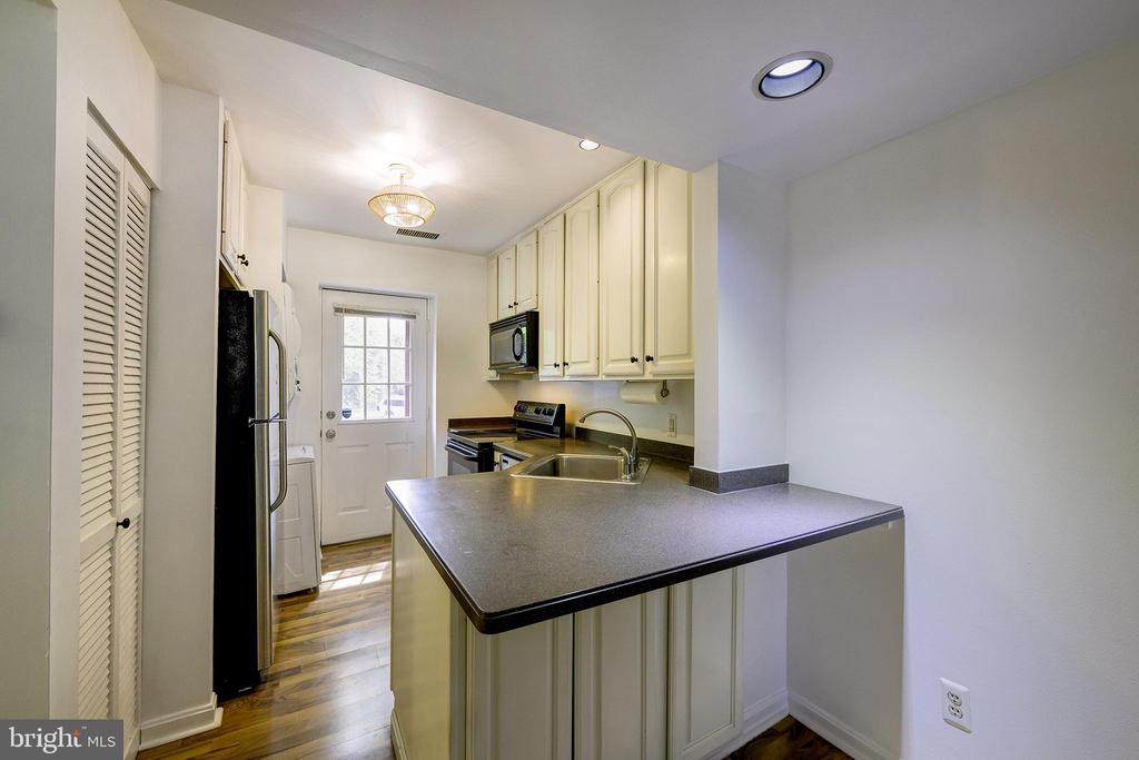 1403 E ABINGDON DRIVE 2