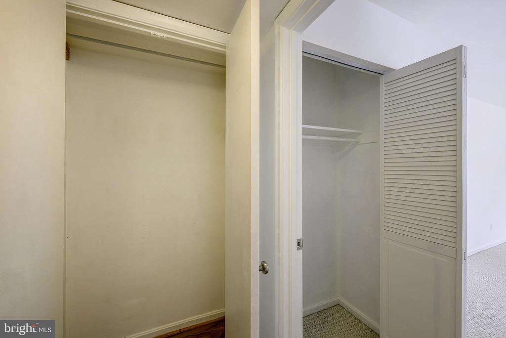 1403 E ABINGDON DRIVE 2