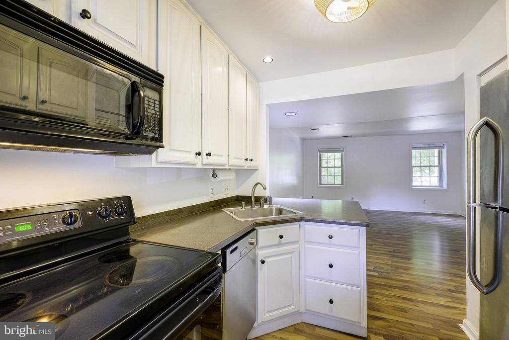 1403 E ABINGDON DRIVE 2