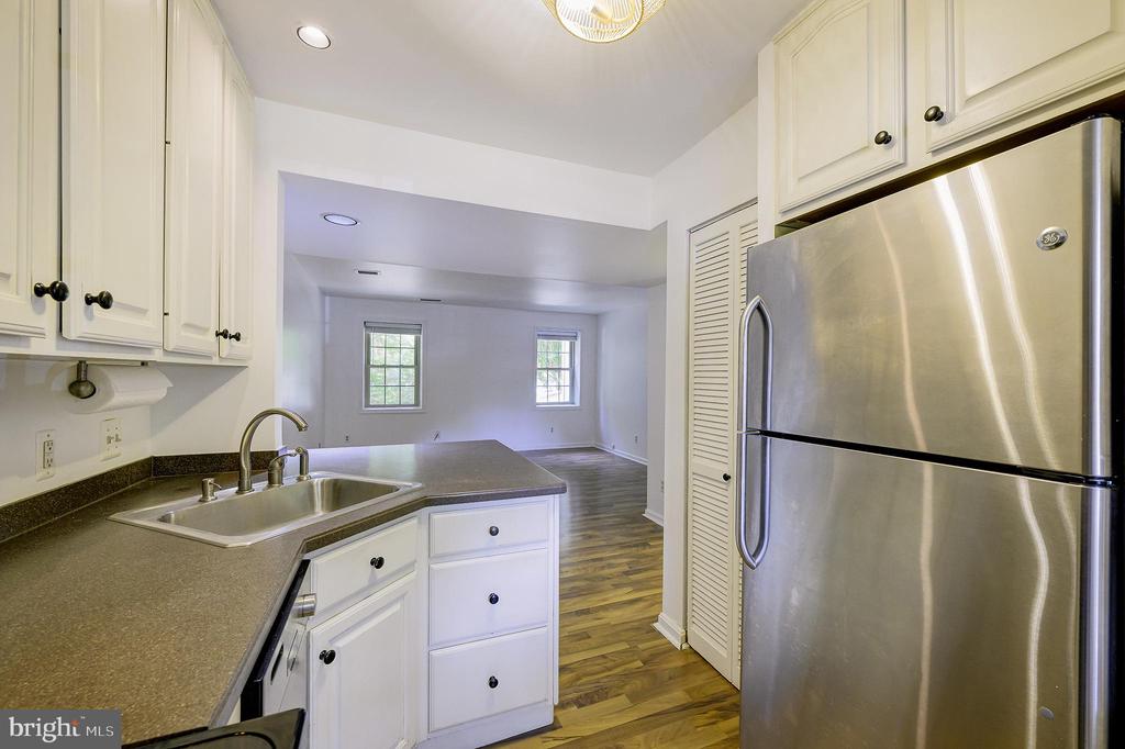 1403 E ABINGDON DRIVE 2