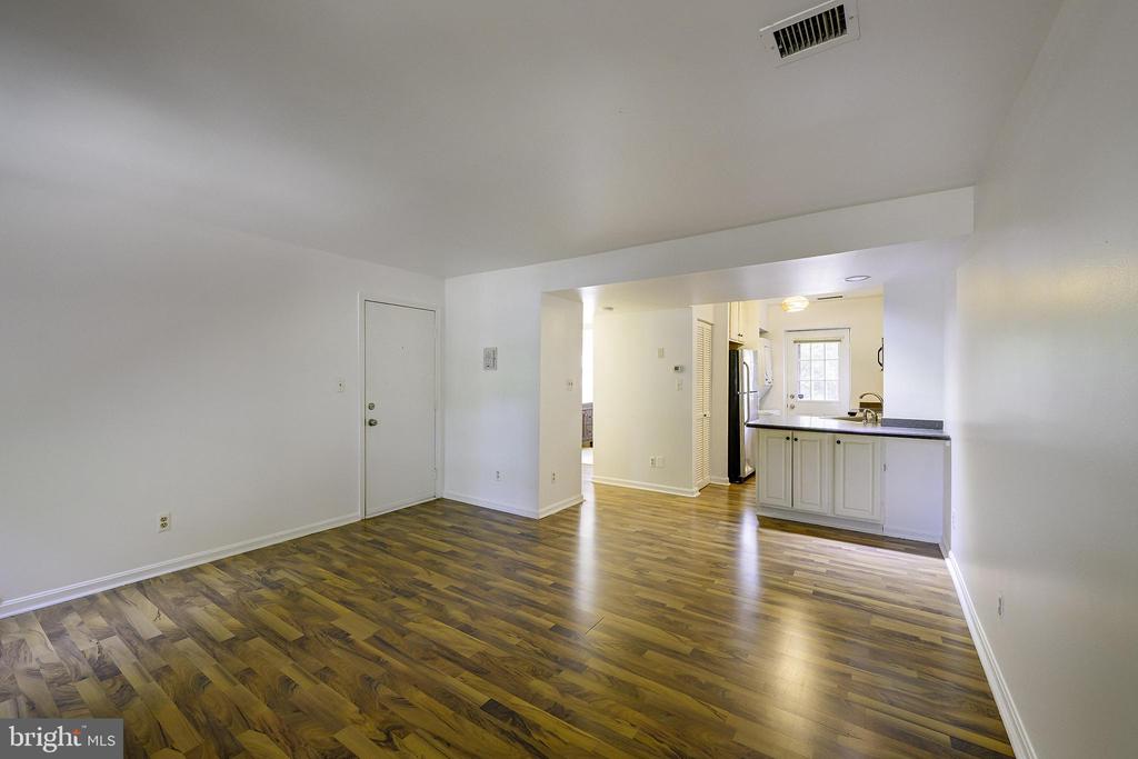 1403 E ABINGDON DRIVE 2