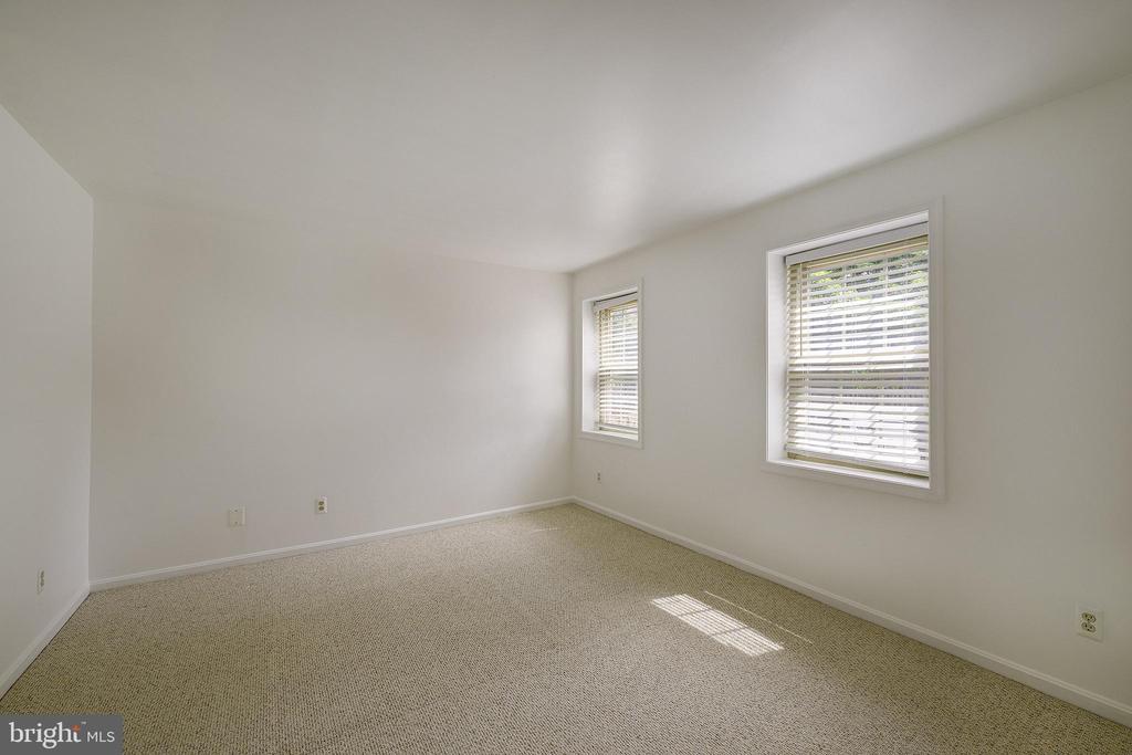 1403 E ABINGDON DRIVE 2