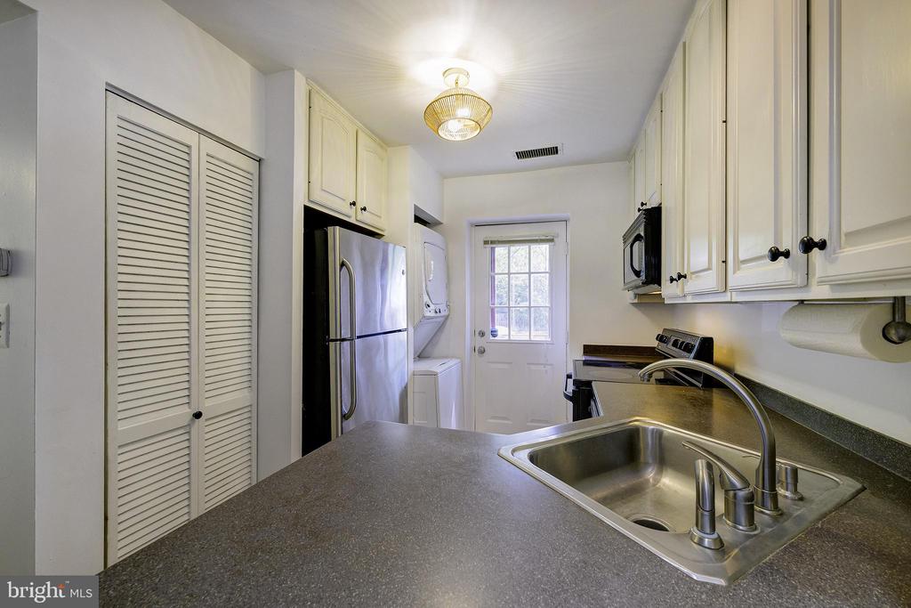 1403 E ABINGDON DRIVE 2