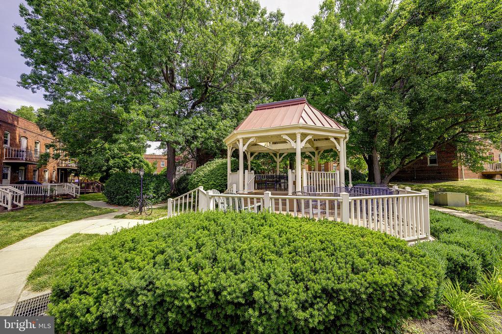 1403 E ABINGDON DRIVE 2