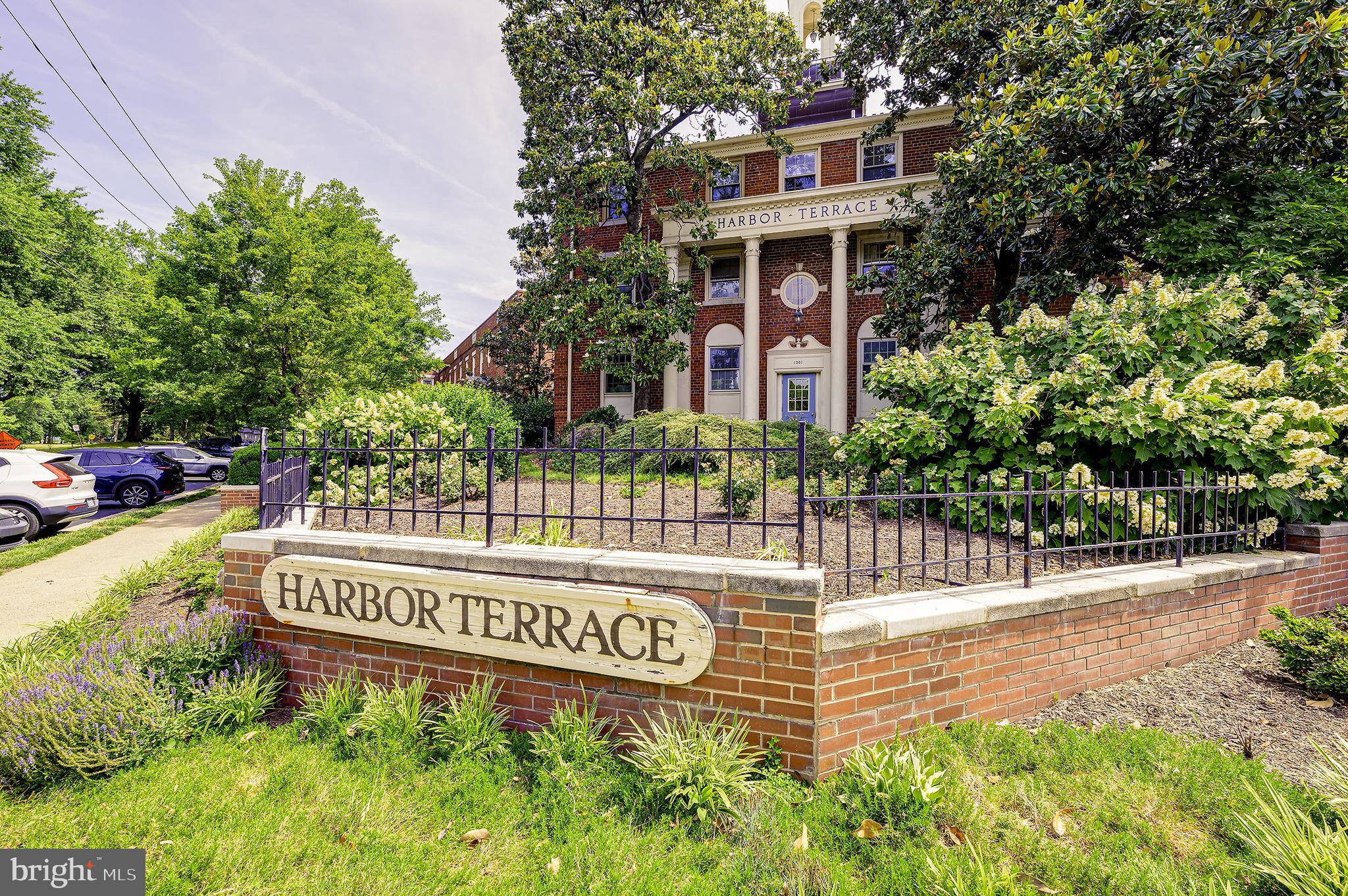1403 E ABINGDON DRIVE 2