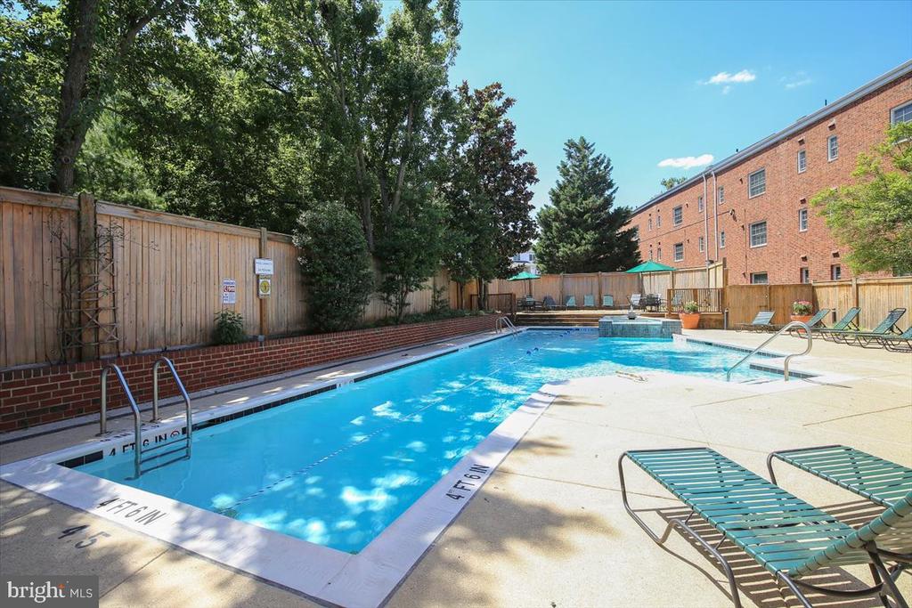 1708 W ABINGDON DRIVE 301