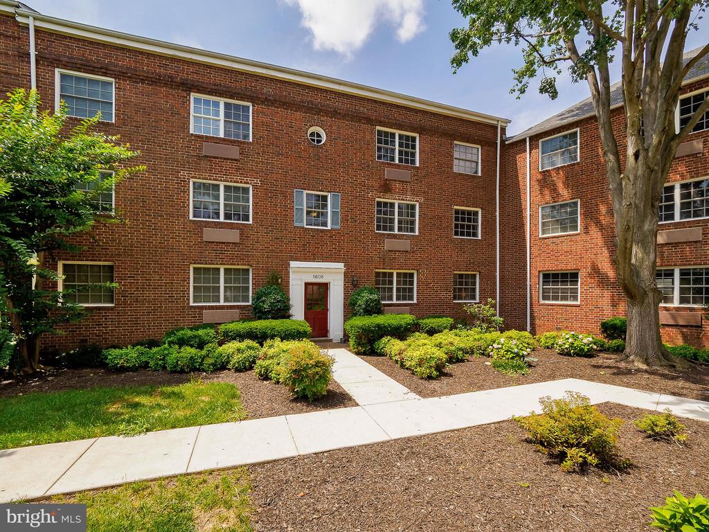 1608 W ABINGDON DRIVE 102