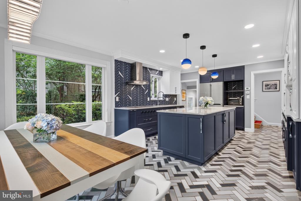 432 ARGYLE DRIVE