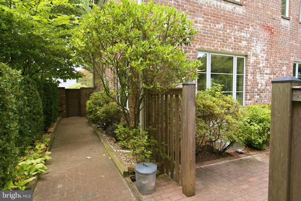 432 ARGYLE DRIVE