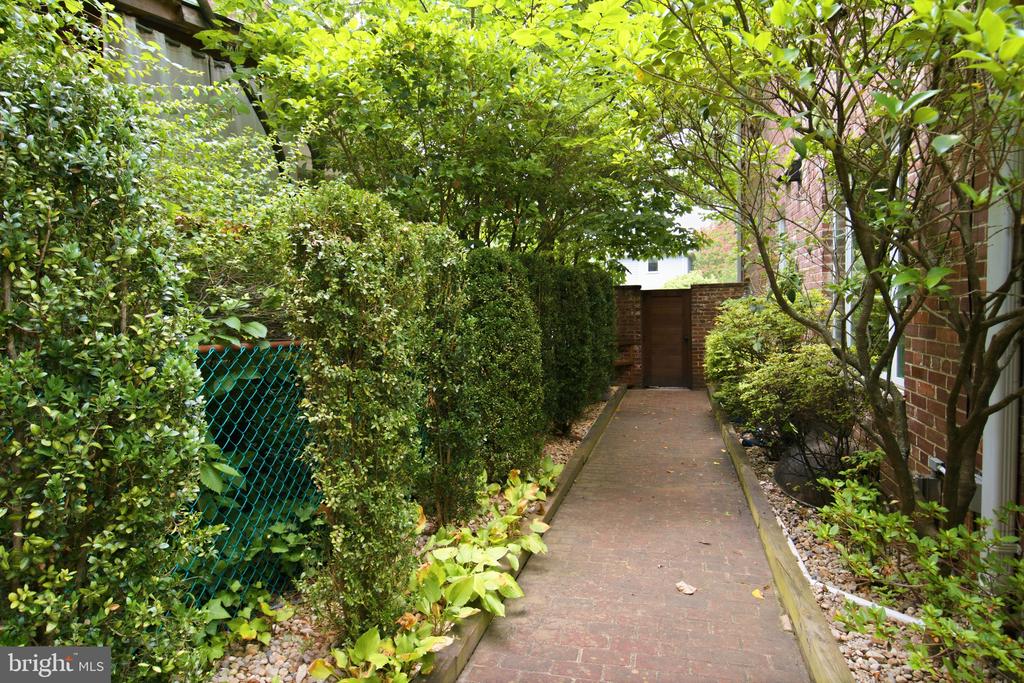 432 ARGYLE DRIVE