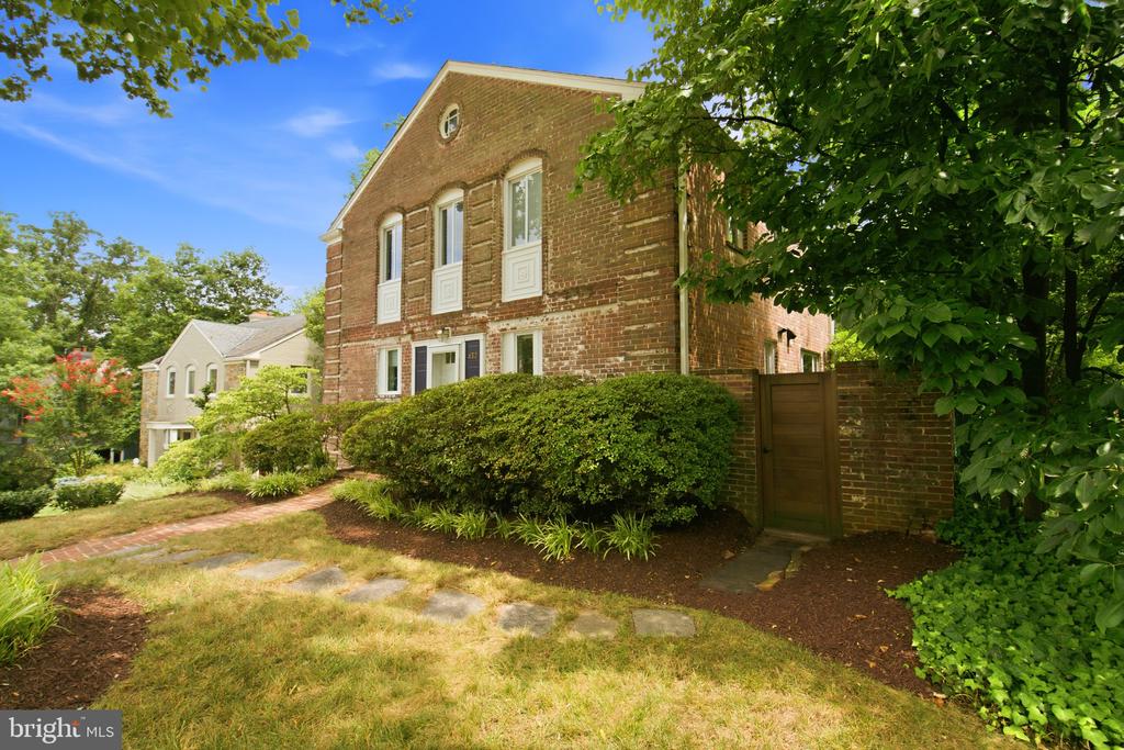 432 ARGYLE DRIVE