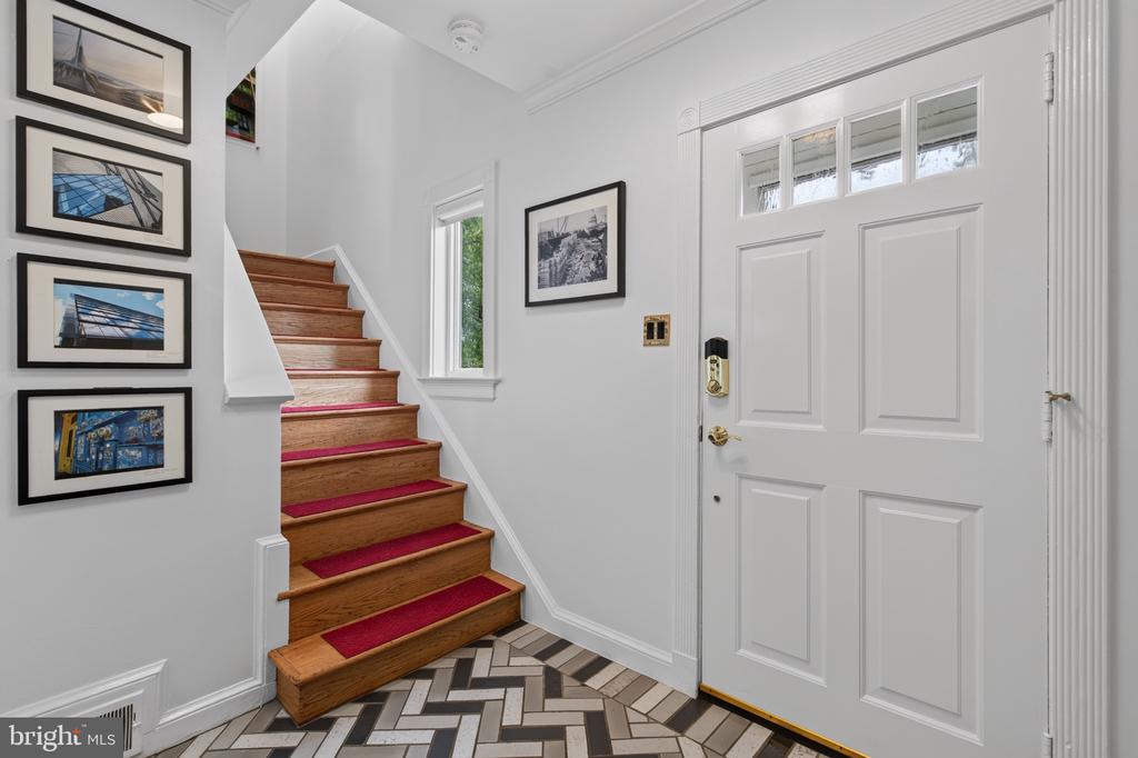 432 ARGYLE DRIVE