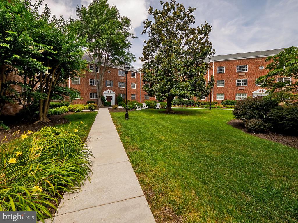 1608 W ABINGDON DRIVE Unit: 102