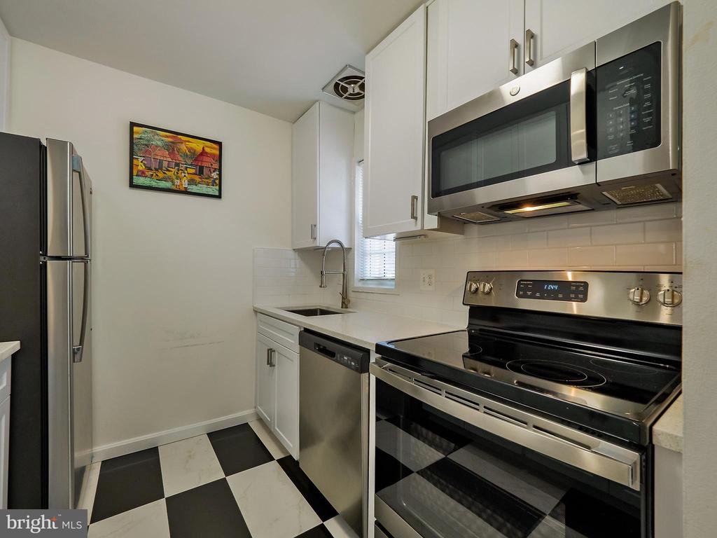1608 W ABINGDON DRIVE Unit: 102