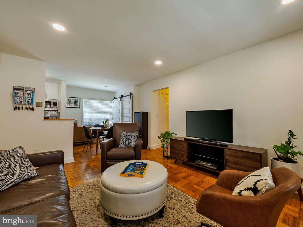 1608 W ABINGDON DRIVE Unit: 102