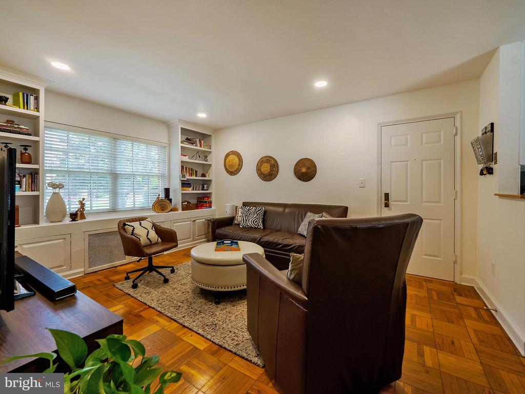 1608 W ABINGDON DRIVE Unit: 102