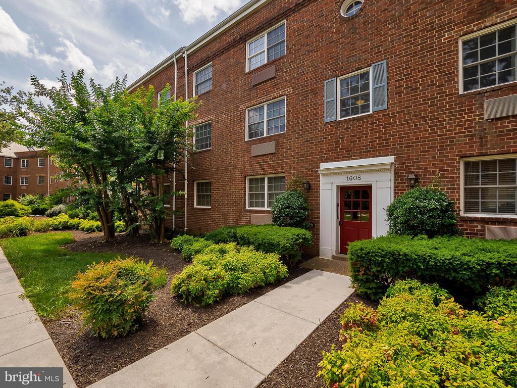 1608 W ABINGDON DRIVE Unit: 102