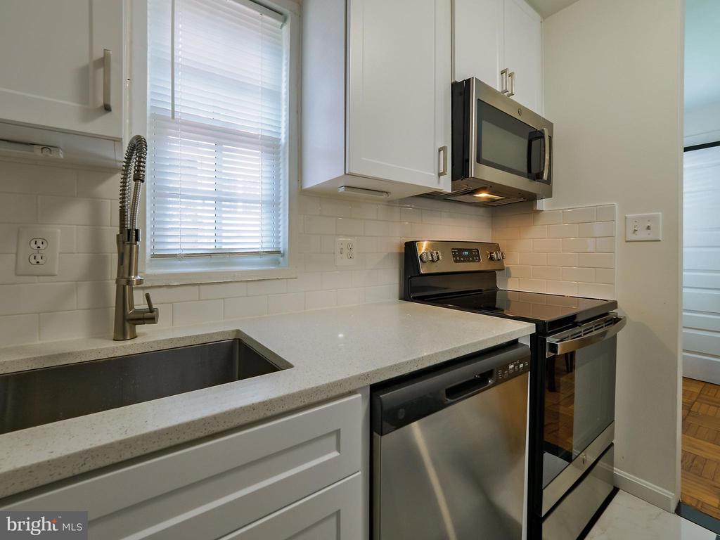1608 W ABINGDON DRIVE Unit: 102