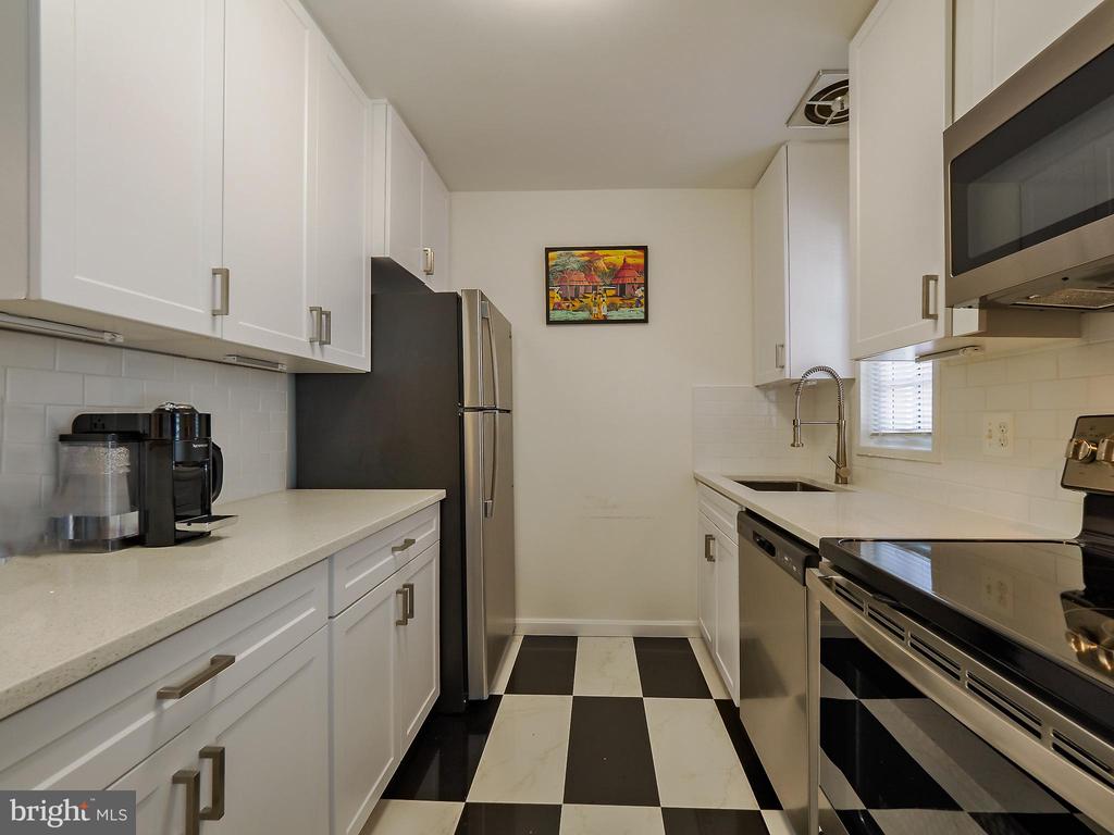 1608 W ABINGDON DRIVE Unit: 102