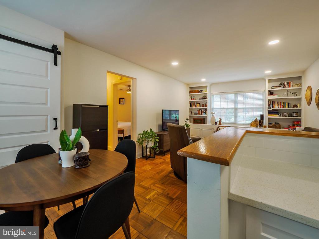 1608 W ABINGDON DRIVE Unit: 102