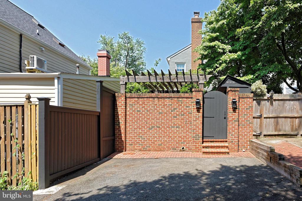 624 S SAINT ASAPH STREET