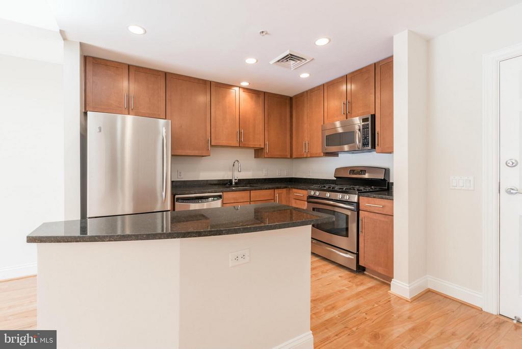 525 FAYETTE Unit: 420