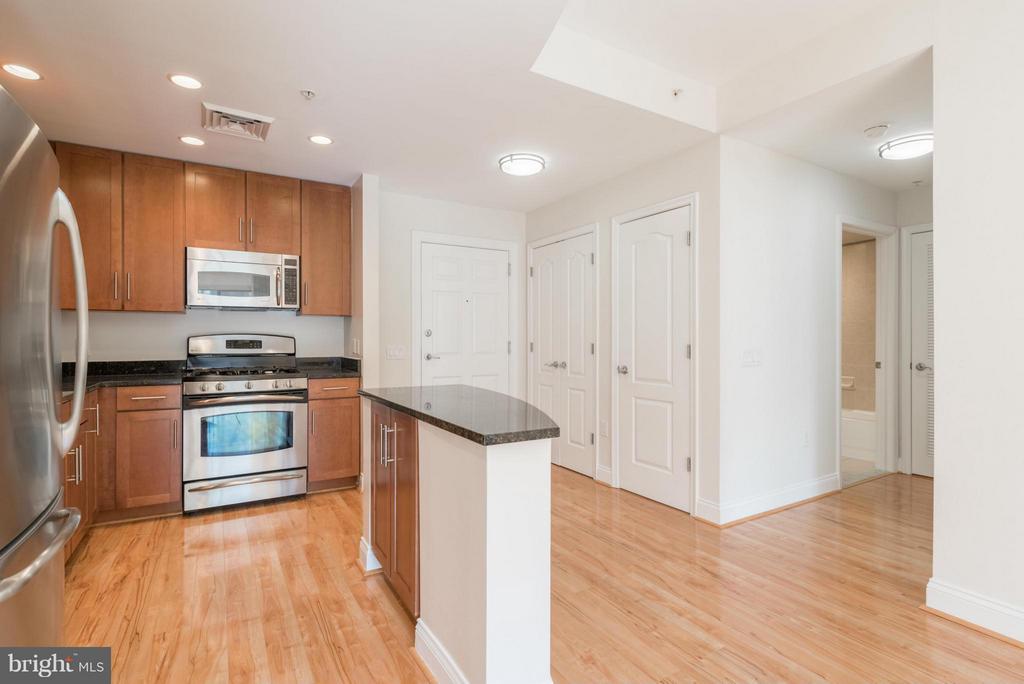 525 FAYETTE Unit: 420
