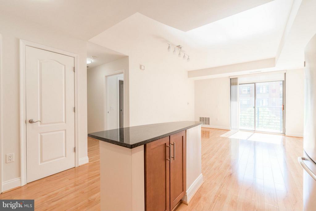 525 FAYETTE Unit: 420